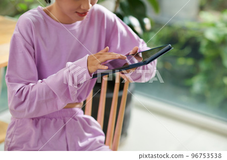 Teenage girl using application on tablet computer 96753538