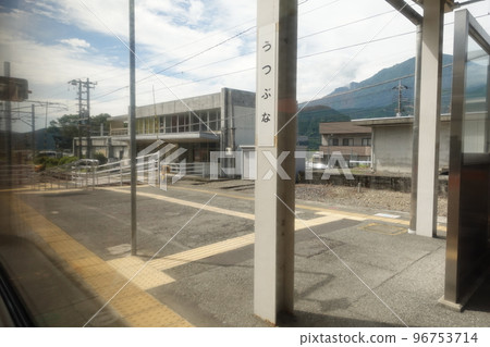Passing through Utsubuna Station on the Minobu Line 96753714