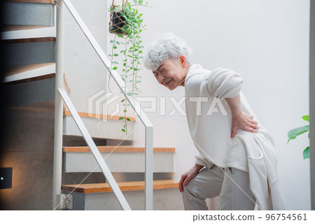 在樓梯上背痛的老婦人 96754561