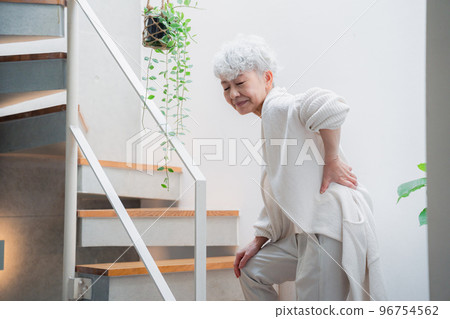在樓梯上背痛的老婦人 96754562