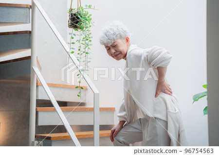 在樓梯上背痛的老婦人 96754563