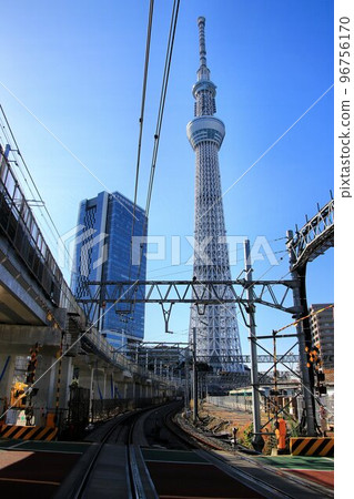 有鐵路道口的景觀就在咫尺之遙……塔腳下鬧市區的“未開鐵路道口” 有鐵路道口的景觀就在咫尺之遙……塔腳下鬧市區的“未開鐵路道口” 96756170