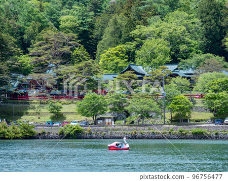 從中禪寺湖看到男體山和二荒山神社中宮寺 96756477