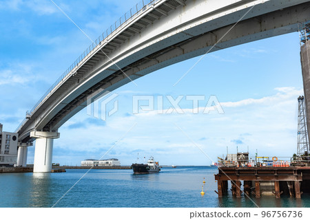 沖繩波之上臨港路上的泊橋和貨船 96756736