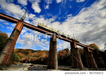 近州秩父道路...“秋葉中的長瀞荒川橋”秩父鐵道7800系列列車 96756852