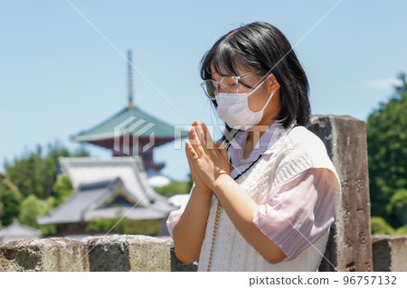 一個戴著面具祈禱的年輕女子 一個戴著面具祈禱的年輕女子 96757132