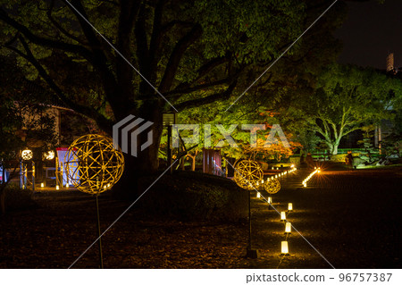 秋夜熊本城與秋葉和細川監獄燈火通明和熊本城城堡節 96757387