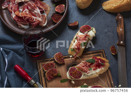 spanish appetizers with wine 96757456