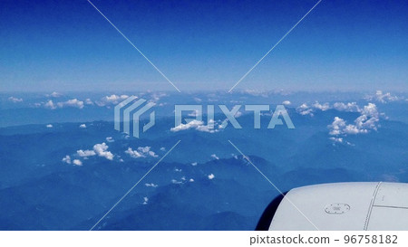 從飛機上看到的雲海之間的山脈 96758182