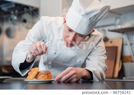 Patissier who makes discerning sweets Patissier who makes discerning sweets 96758241