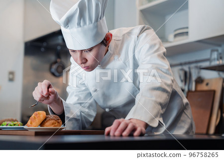 製作精選的糕點的糕點師 製作精選的糕點的糕點師 96758265