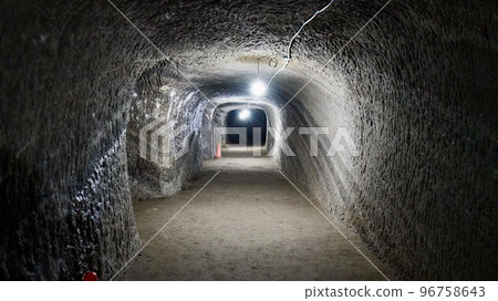 在立山的赤山地下掩體遺址內 96758643