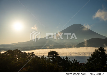 [Yamanashi Prefecture] Mt. Fuji, Lake Motosu, sunrise 96758834