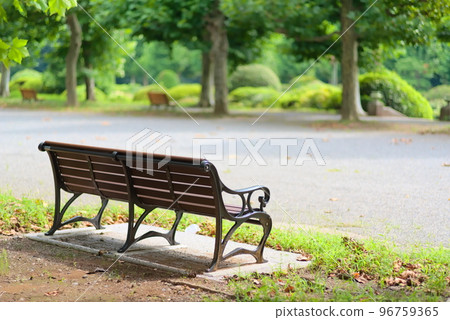 公園裡的木長椅 96759365