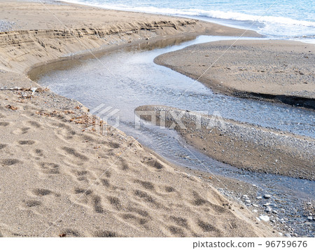 一條河沿著沙灘流淌。 一條河沿著沙灘流淌。 96759676