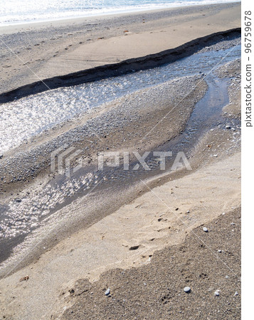 一條河沿著沙灘流淌。 一條河沿著沙灘流淌。 96759678