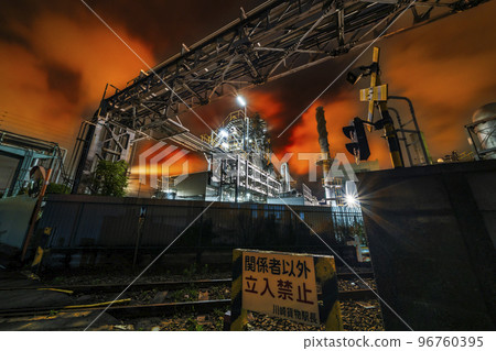 川崎工廠夜景 天空因耀斑堆疊現象而染成紅色 [神奈川縣川崎市] 96760395