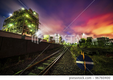 A night view of a factory in front of a cargo yard in Chidori-cho, the sky dyed red by the flare stack phenomenon [Kawasaki City, Kanagawa Prefecture] 96760400