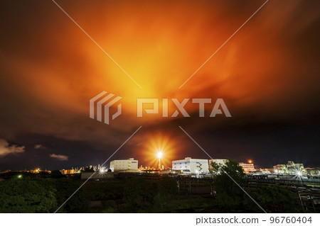 Chidoricho, Kawasaki Sky dyed red due to the flare stack phenomenon [Kanagawa Prefecture, Kawasaki City] 96760404