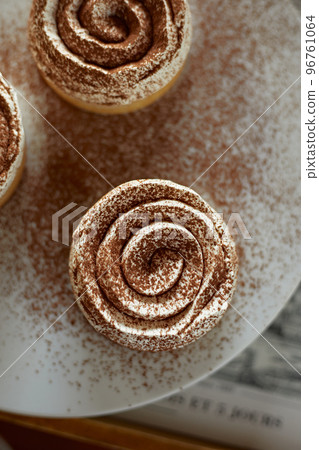 Banoffee Tarts with banana Banoffee Tarts with banana 96761064