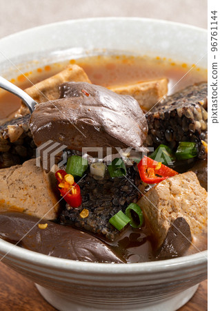 Spicy duck blood jelly stinky tofu 96761144