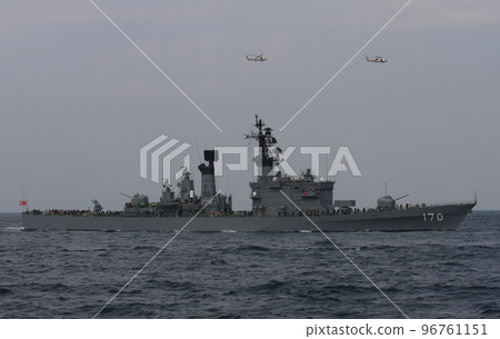 Missile destroyer DDG-170 Sawakaze (removed from the register in 2011), which participated in the 2009 fleet review. 96761151