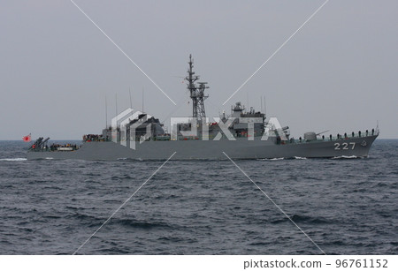 Destroyer DE-227 Yubari (removed in 2010) participating in the 2009 fleet review Destroyer DE-227 Yubari (removed in 2010) participating in the 2009 fleet review 96761152