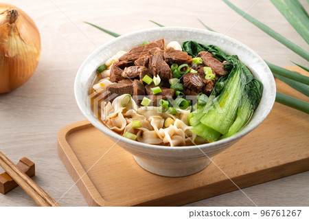 牛肉麵 牛肉 麵 麵條 Beef noodle soup ビーフヌードル 96761267