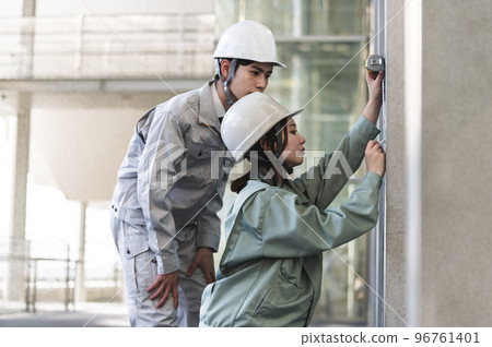 男性初級工程師與女性高級工程師一起工作 96761401