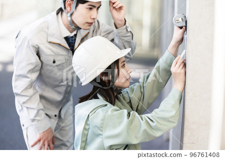 男性初級工程師與女性高級工程師一起工作 96761408