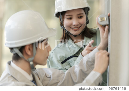 一名男初級工程師在一名女高級工程師的指導下工作 96761436