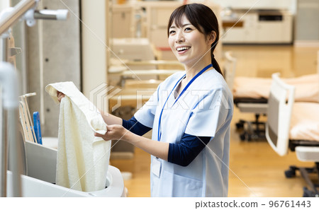 穿衣服的醫護人員 96761443