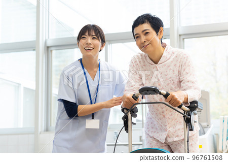 康復患者和醫務工作者 96761508