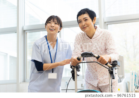 康復患者和醫務工作者 96761515