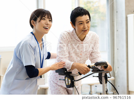 康復患者和醫務工作者 96761516