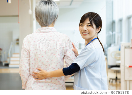 康復患者和醫務工作者 96761578