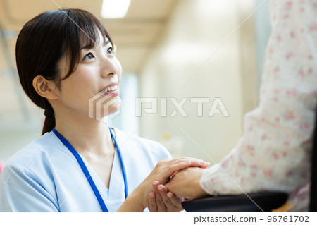 醫護人員和患者手牽手 96761702