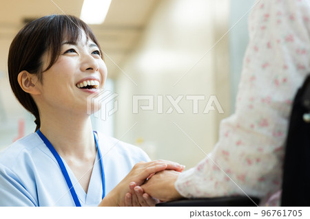 醫護人員和患者手牽手 96761705