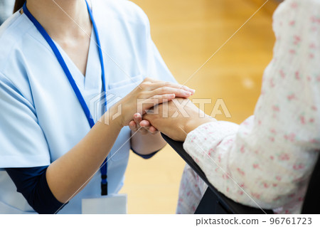 手牽著手的病人和醫務人員 96761723