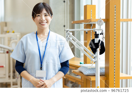 穿衣服的醫護人員 96761725