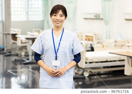 穿衣服的醫護人員 96761726
