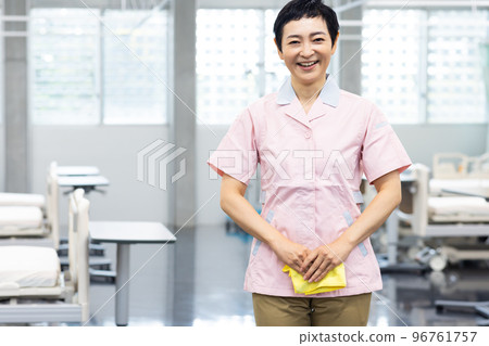 做化妝的女人 96761757