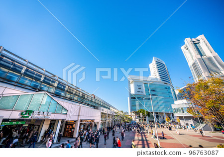 日本櫻木町站的橫濱市景。橫濱地標大廈，在許多人和晴朗的秋天天氣中閃耀 96763087