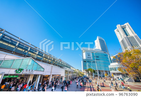 日本櫻木町站的橫濱市景。橫濱地標大廈，在許多人和晴朗的秋天天氣中閃耀 96763090