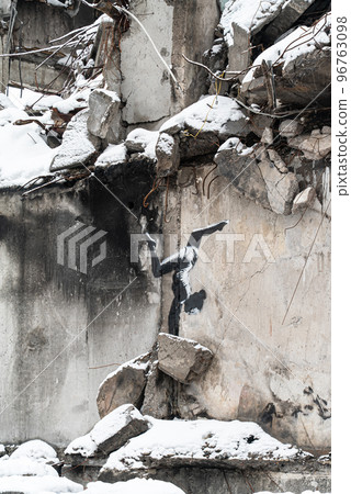 Wall of a destroyed building with Banksy graffiti in Borodyanka, Ukraine 96763098