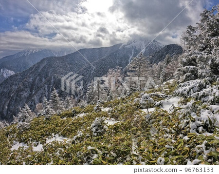 冬天從東山脊上的 Jonendake 山頂 96763133