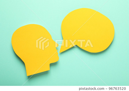 Concept of important announcement with empty speech bubble and head 96763520