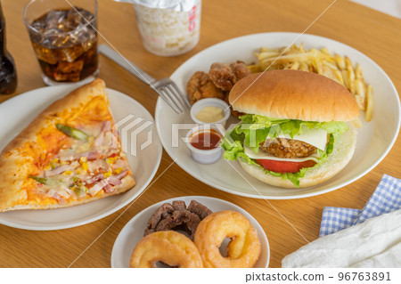 桌上的漢堡、披薩、甜甜圈、杯麵、可樂 桌上的漢堡、披薩、甜甜圈、杯麵、可樂 96763891