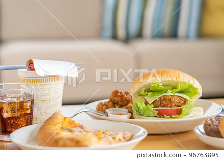 桌上的漢堡、披薩、甜甜圈、杯麵、可樂 96763895