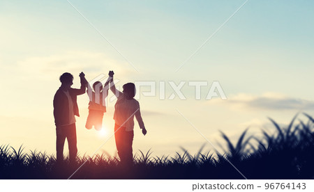 父母和孩子在草地上散步的剪影,背景是太陽 父母和孩子在草地上散步的剪影,背景是太陽 96764143